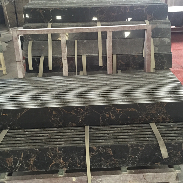 Блэк, Афины хар тууз нь барилгын чимэг чимэгийн гантиг хавтанг авах боломжтой. 